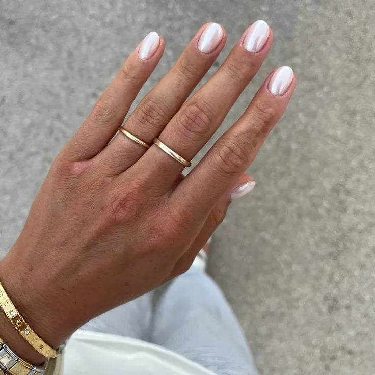 Off-White Pearlescent Chrome Oval Medium Nails Off-White Pearlescent Chrome Oval Medium Nails — Classy Chrome Nails Colors