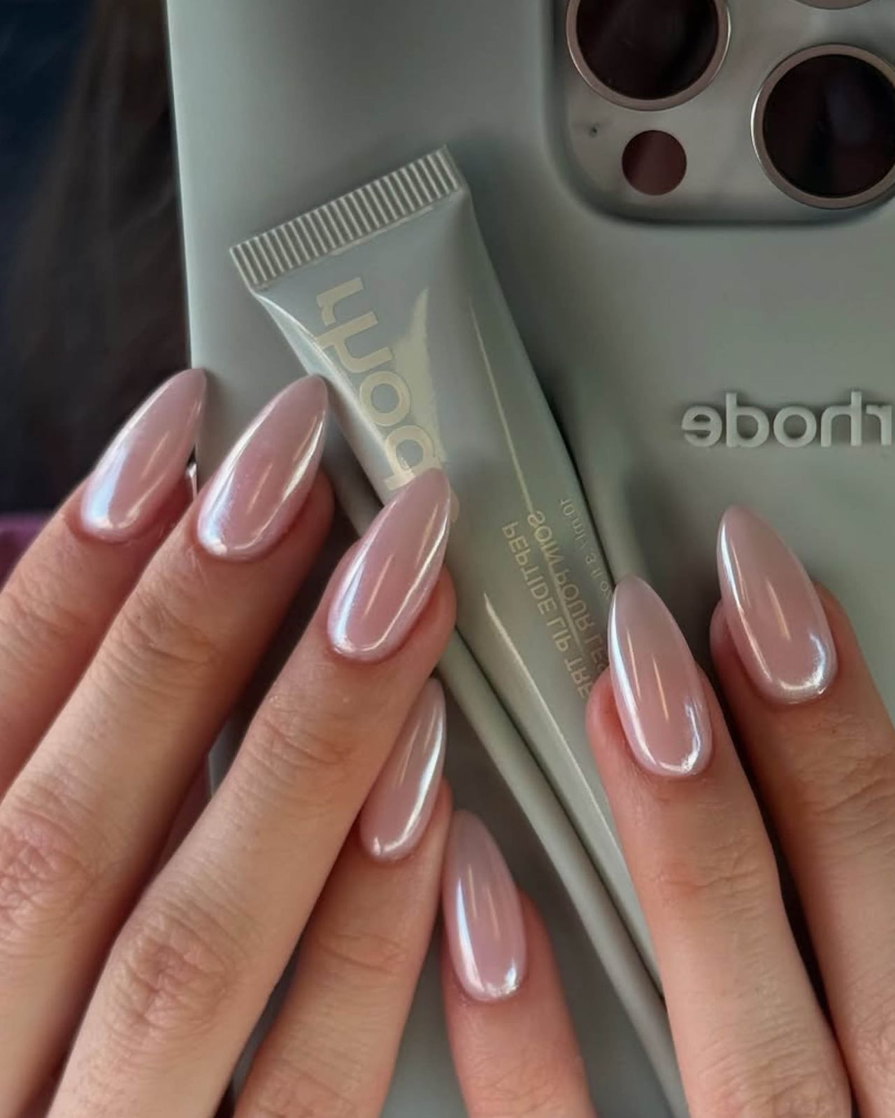 Light Pink Pearlescent Chrome Medium Almond Nails Light Pink Pearlescent Chrome Medium Almond Nails — Classy Chrome Nails Colors