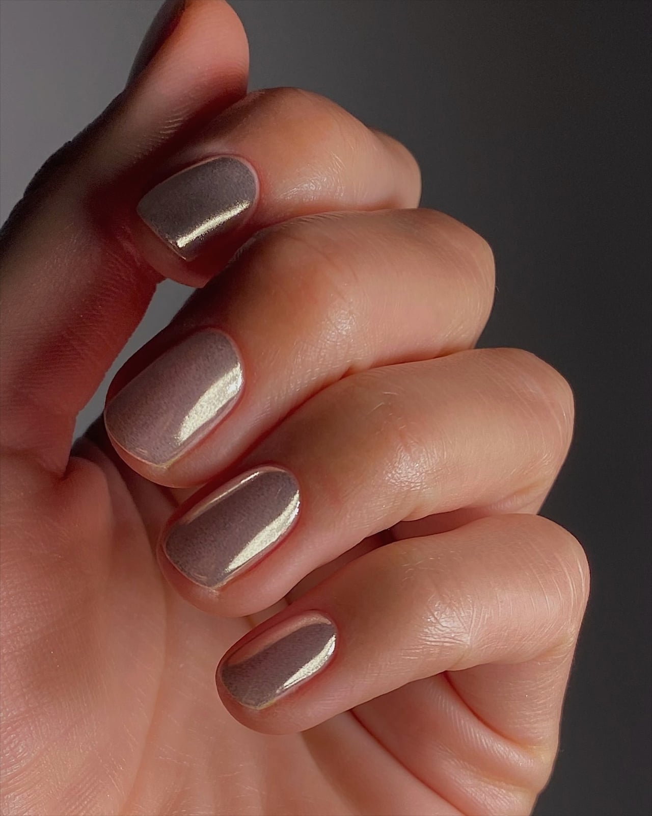 Subtle Taupe Chrome Sheen Short Oval Nails Subtle Taupe Chrome Sheen Short Oval Nails — Classy Chrome Nails Colors