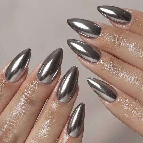 Mirror-Like Silver Chrome Long Stiletto Nails Mirror-Like Silver Chrome Long Stiletto Nails — Classy Chrome Nails Colors