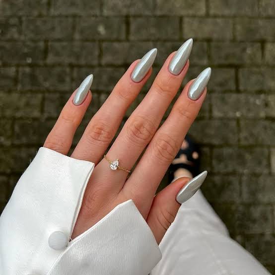 High-Shine Silver Chrome Long Stiletto Nails High-Shine Silver Chrome Long Stiletto Nails — Classy Chrome Nails Colors