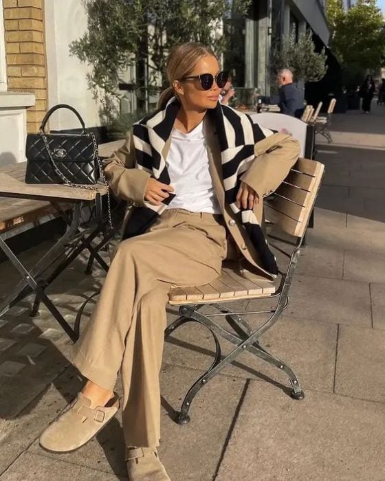 Beige Suede Clogs with Wide-Leg Trousers Beige Suede Clogs with Wide-Leg Trousers — Classy Clogs Outfits