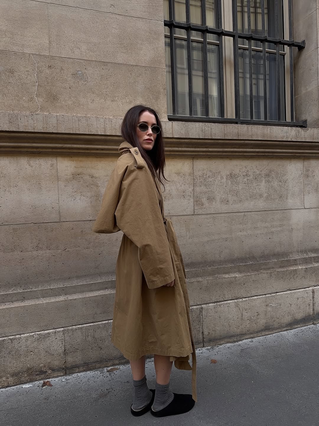 Black Clogs with Oversized Trench Coat Black Clogs with Oversized Trench Coat — Classy Clogs Outfits