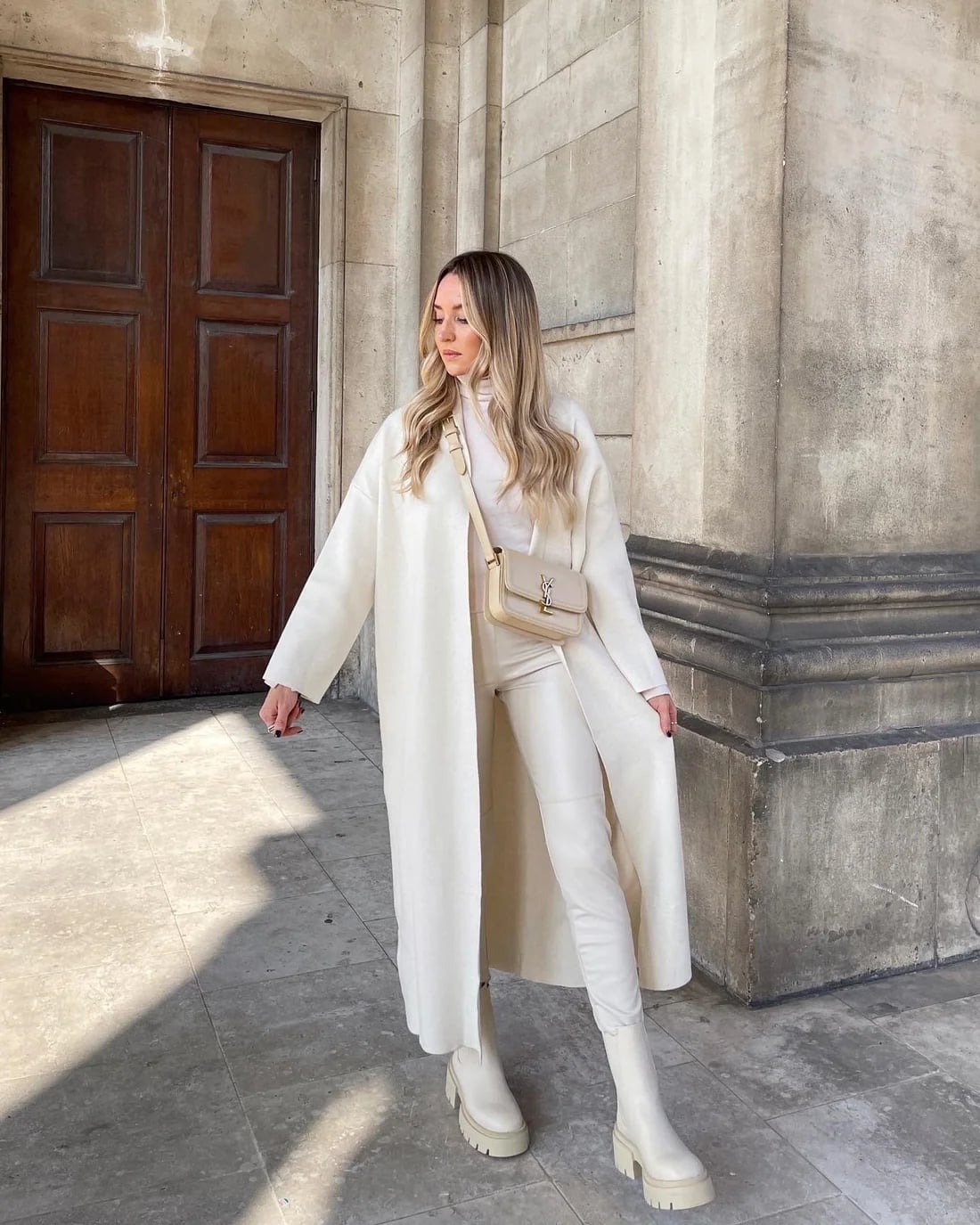 Monochromatic Cream Outfit with Long Coat and Wide-Leg Pants Monochromatic Cream Outfit with Long Coat and Wide-Leg Pants — Classy Cream Pants Outfits