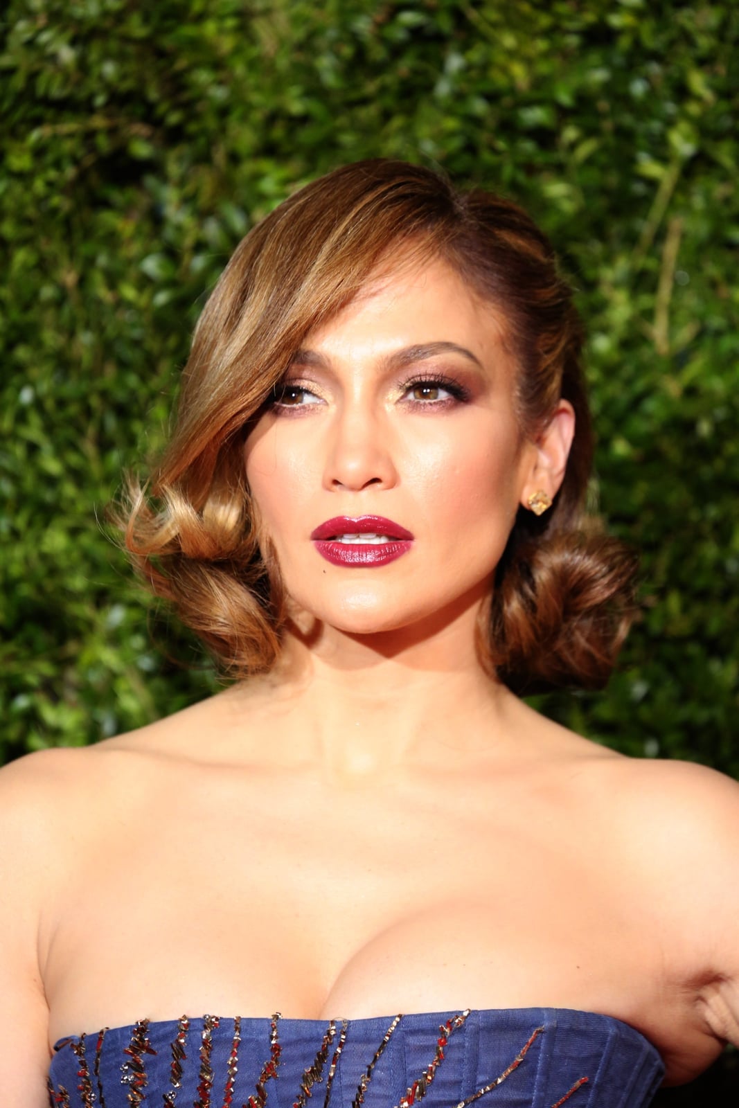 Collarbone Bob With Deep Side Part Collarbone Bob With Deep Side Part — Classy Curly Haircuts