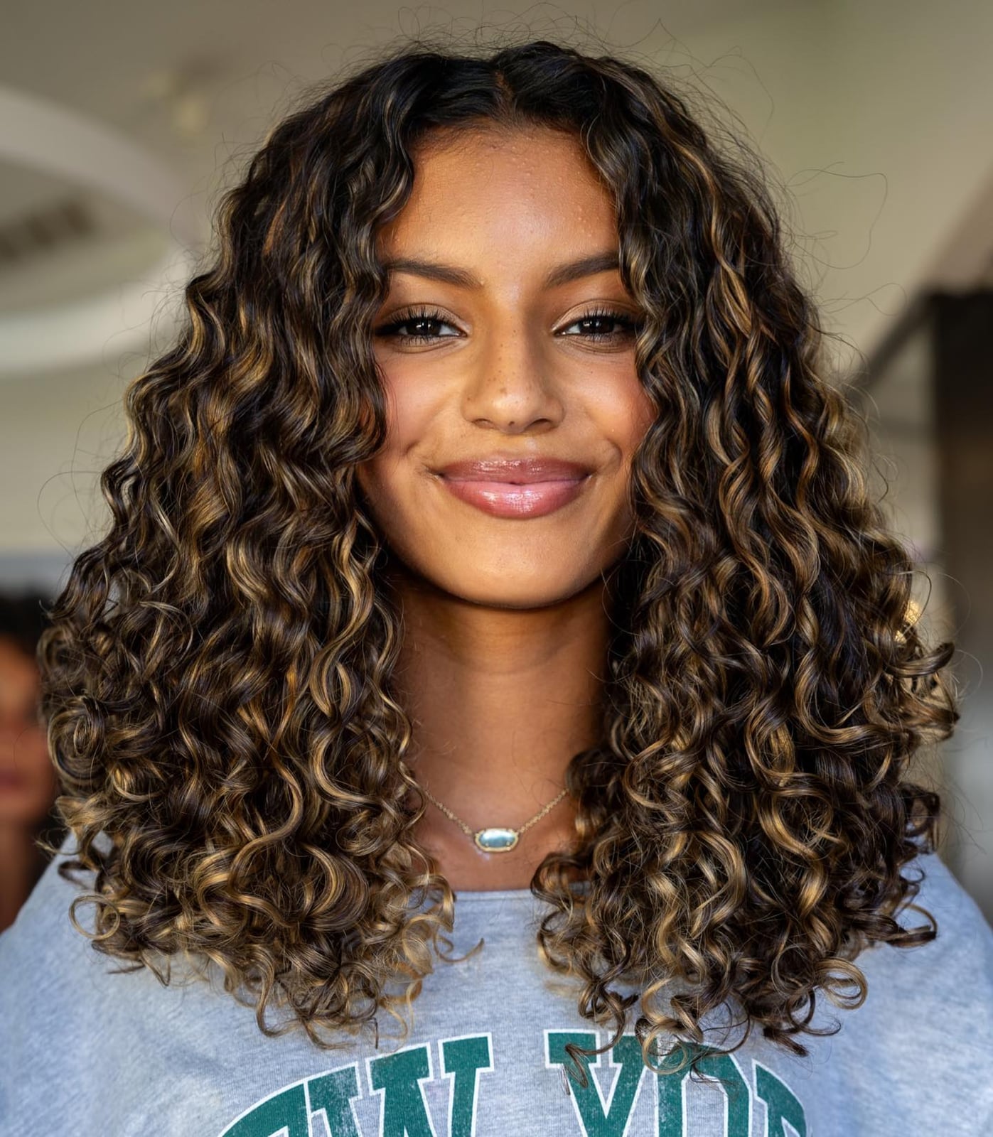 33+ Caramel Highlights On Dark Curly Hair That Are Breaking The Internet