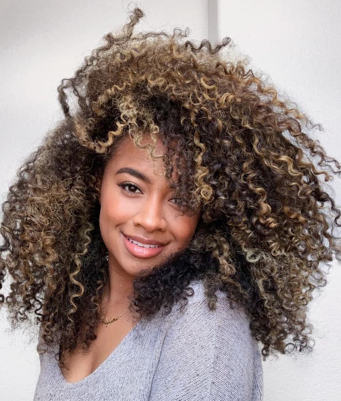 Mid-Back Voluminous Blowout With Honey Blonde and Curtain Bangs Mid-Back Voluminous Blowout With Honey Blonde and Curtain Bangs — Classy Curly Highlights
