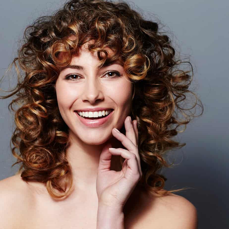 Collarbone Curly Wolf Cut With Honey Highlights Collarbone Curly Wolf Cut With Honey Highlights — Classy Curly Wolf Cut