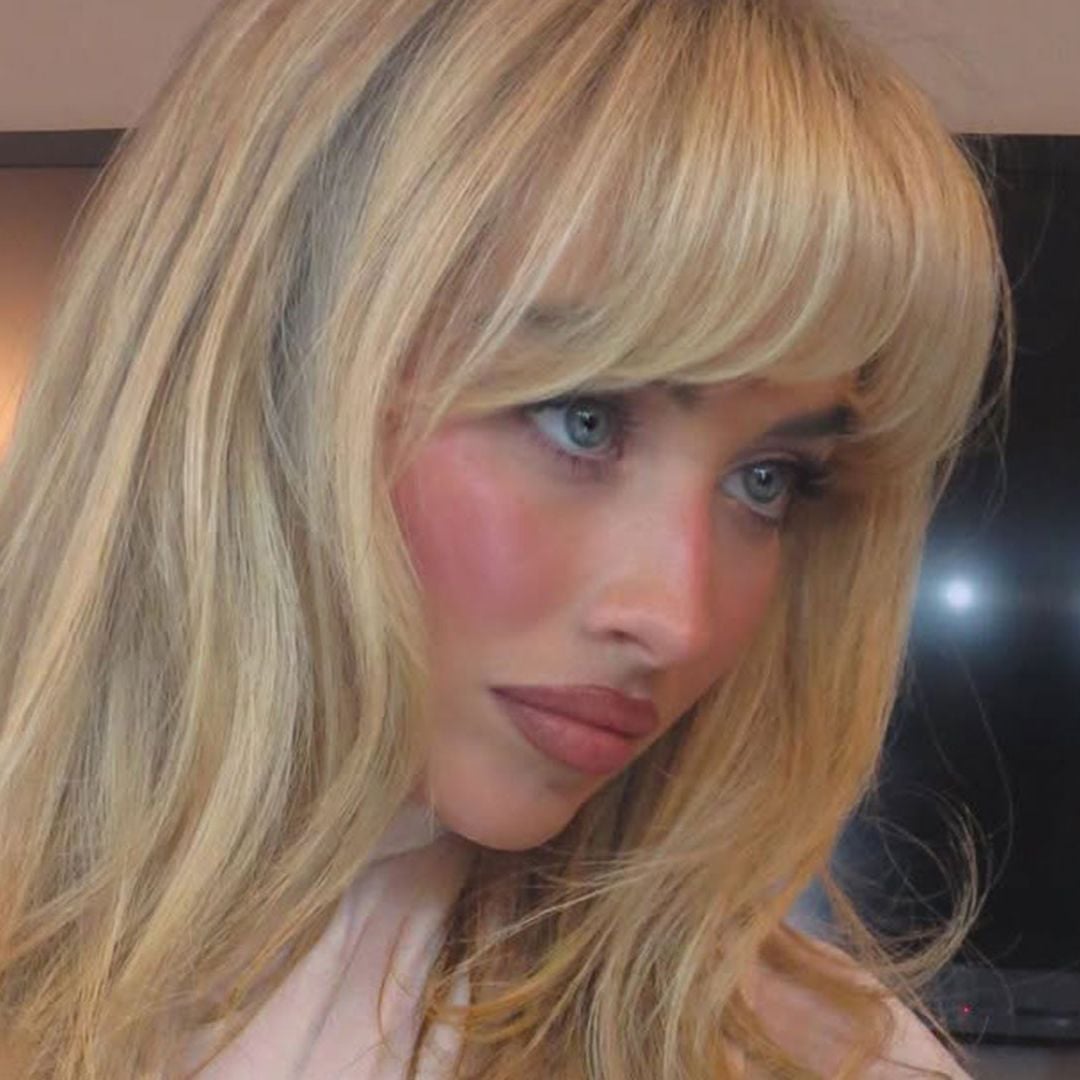 Fine Wavy Ash Blonde With Side Part Fine Wavy Ash Blonde With Side Part — Classy Curtain Bangs Long Hair
