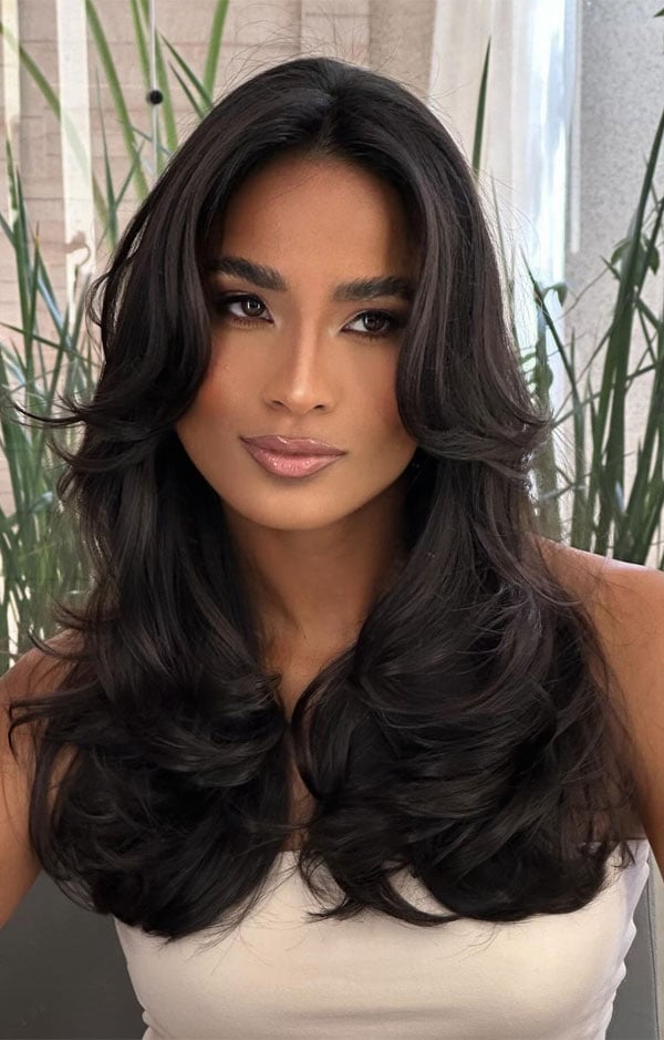 Wavy Dark Brown Mid-Back Hair With Side Part Bangs Wavy Dark Brown Mid-Back Hair With Side Part Bangs — Classy Curtain Bangs Long Hair