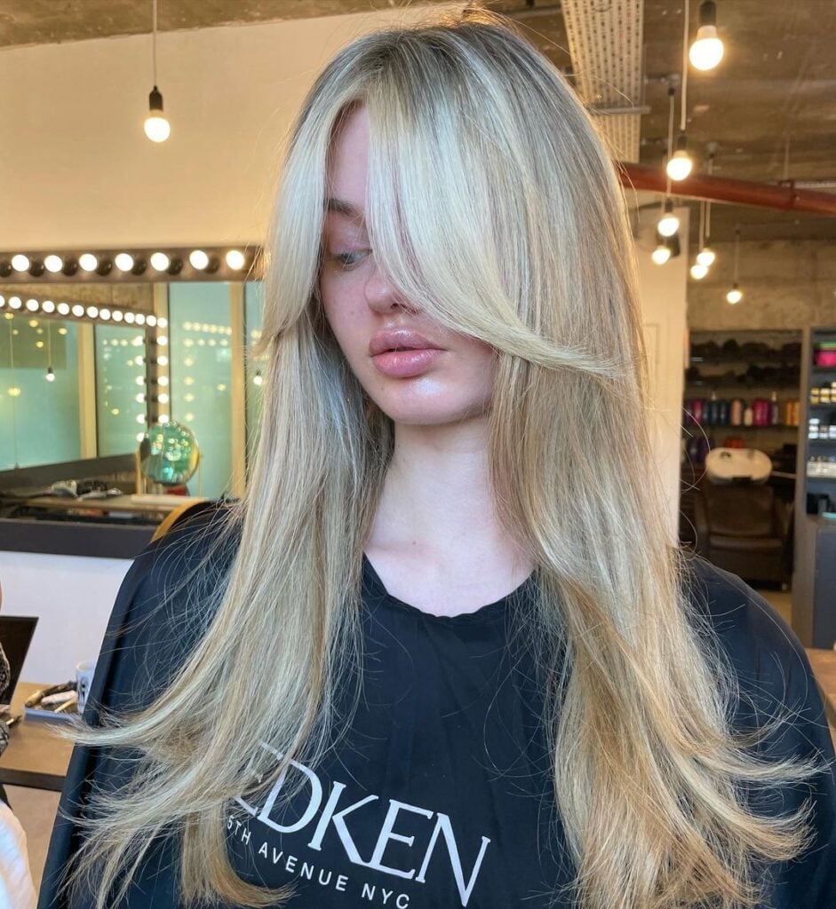 Mid-Back Straight Ash Blonde With Face-Framing Highlights Mid-Back Straight Ash Blonde With Face-Framing Highlights — Classy Curtain Bangs Long Hair