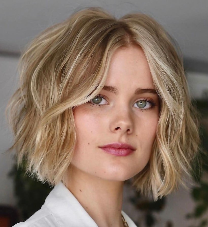 Chin Length Blonde Bob With Curtain Bangs, Close-Up Take Chin Length Blonde Bob With Curtain Bangs, Close-Up Take — Classy Curtain Bangs Short