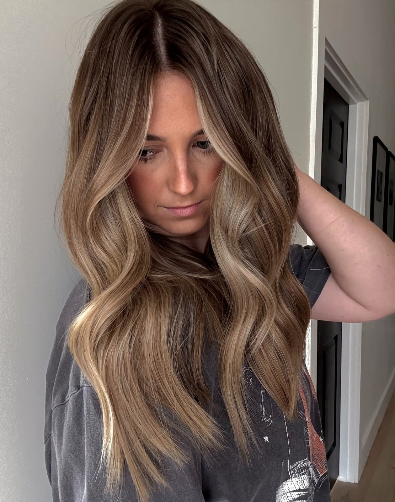 Collarbone Dark Blonde With Face-Framing Highlights and Curtain Bangs — Classy Dark Brown Hair with Blonde