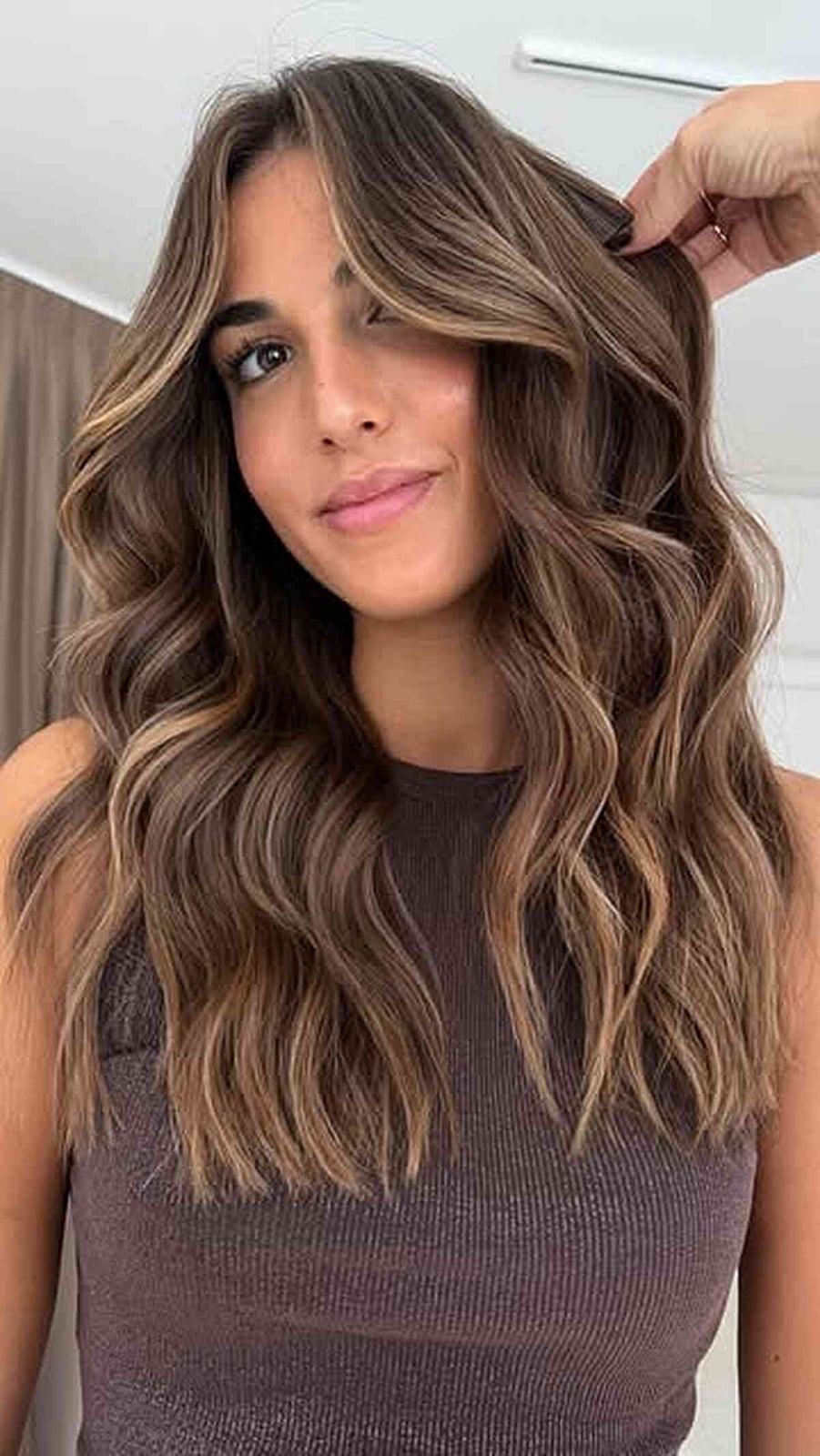 Collarbone Length Waves With Caramel Highlights Collarbone Length Waves With Caramel Highlights — Classy Dark Brown Hair with Caramel