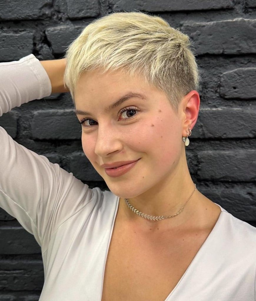 Platinum Blonde Pixie With Choppy Layers, уши — Classy Edgy Pixie