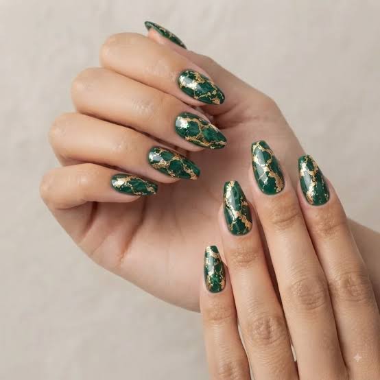 Emerald Green With Delicate Gold Cuticle Line, Office-Safe Version Emerald Green With Delicate Gold Cuticle Line, Office-Safe Version — Classy Emerald Green Nails