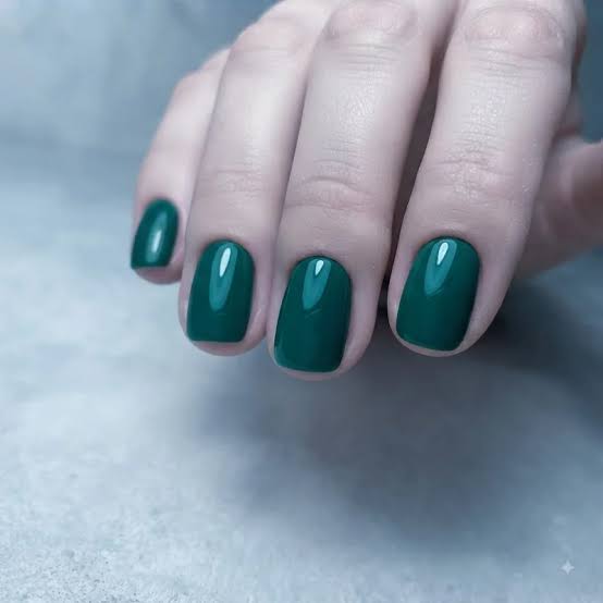 Deep Glossy Emerald Green Short Almond Nails With короткий миндаль Deep Glossy Emerald Green Short Almond Nails With короткий миндаль — Classy Emerald Green Nails