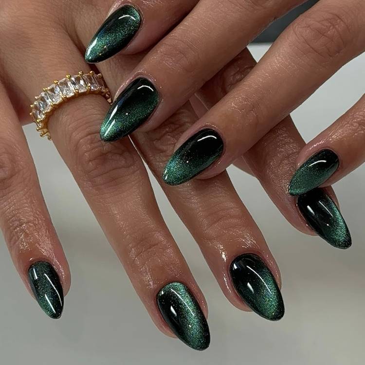 Deep Emerald Green Cat-Eye Effect Almond Nails Deep Emerald Green Cat-Eye Effect Almond Nails — Classy Emerald Green Nails
