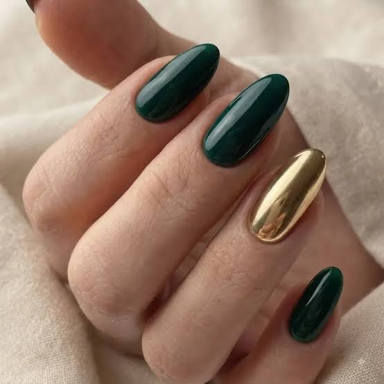 Emerald Green With Gold Chrome Accent Nail Emerald Green With Gold Chrome Accent Nail — Classy Emerald Green Nails