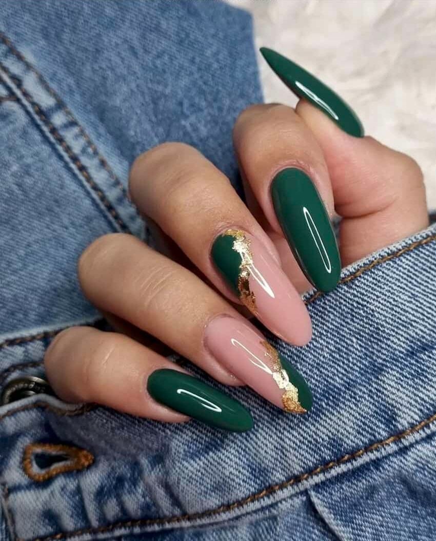 Short Emerald Green Oval Nails With Gold Foil Accents Short Emerald Green Oval Nails With Gold Foil Accents — Classy Emerald Green Nails