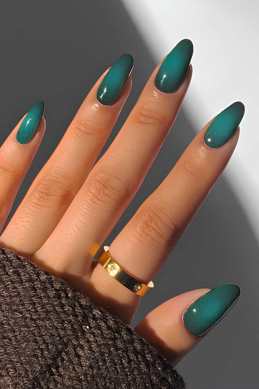 Gradient Emerald To Teal Cat-Eye Almond Nails Gradient Emerald To Teal Cat-Eye Almond Nails — Classy Emerald Green Nails