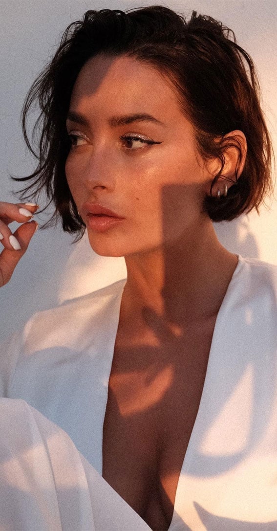 Jawline Bob With Deep Side Part — Classy French Bob