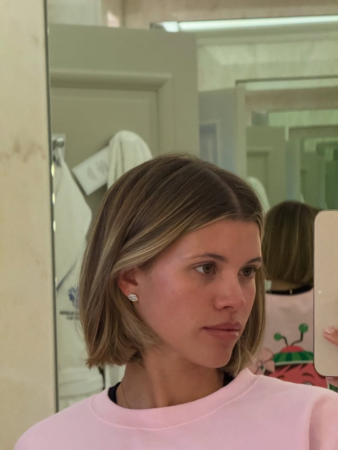 Collarbone Bob With Blonde Highlights Collarbone Bob With Blonde Highlights — Classy French Bob Haircut