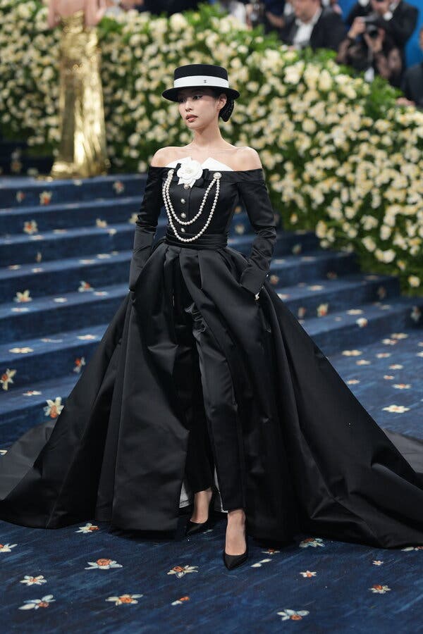 Avant-Garde Black Ensemble with Voluminous Skirt Avant-Garde Black Ensemble with Voluminous Skirt — Classy Gala Outfits