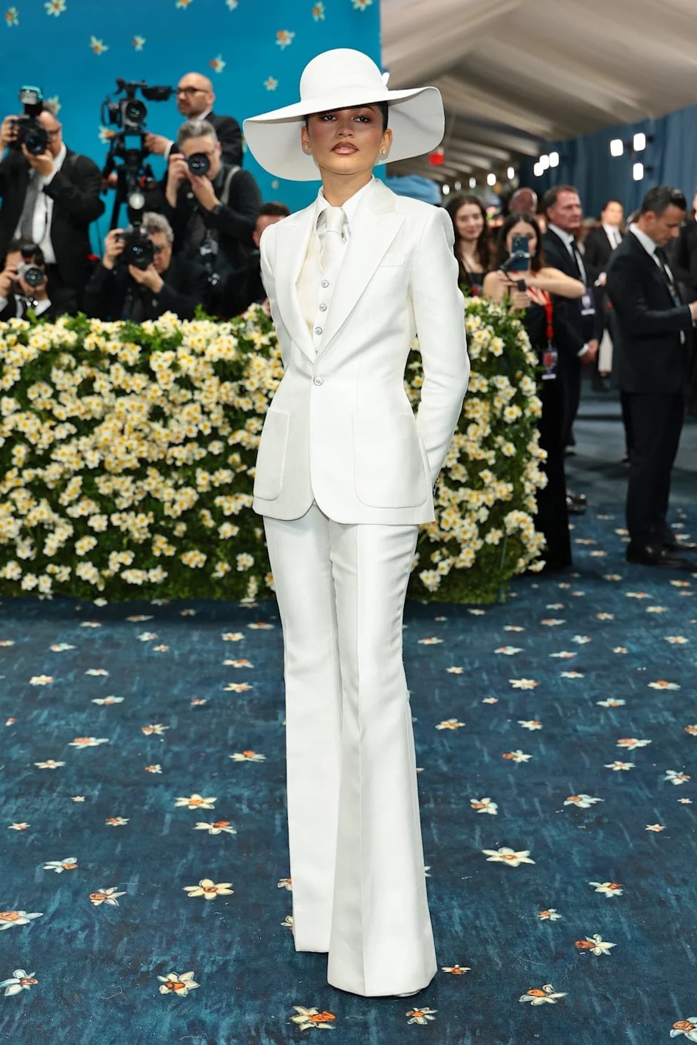 White Tailored Suit with Wide-Leg Trousers White Tailored Suit with Wide-Leg Trousers — Classy Gala Outfits