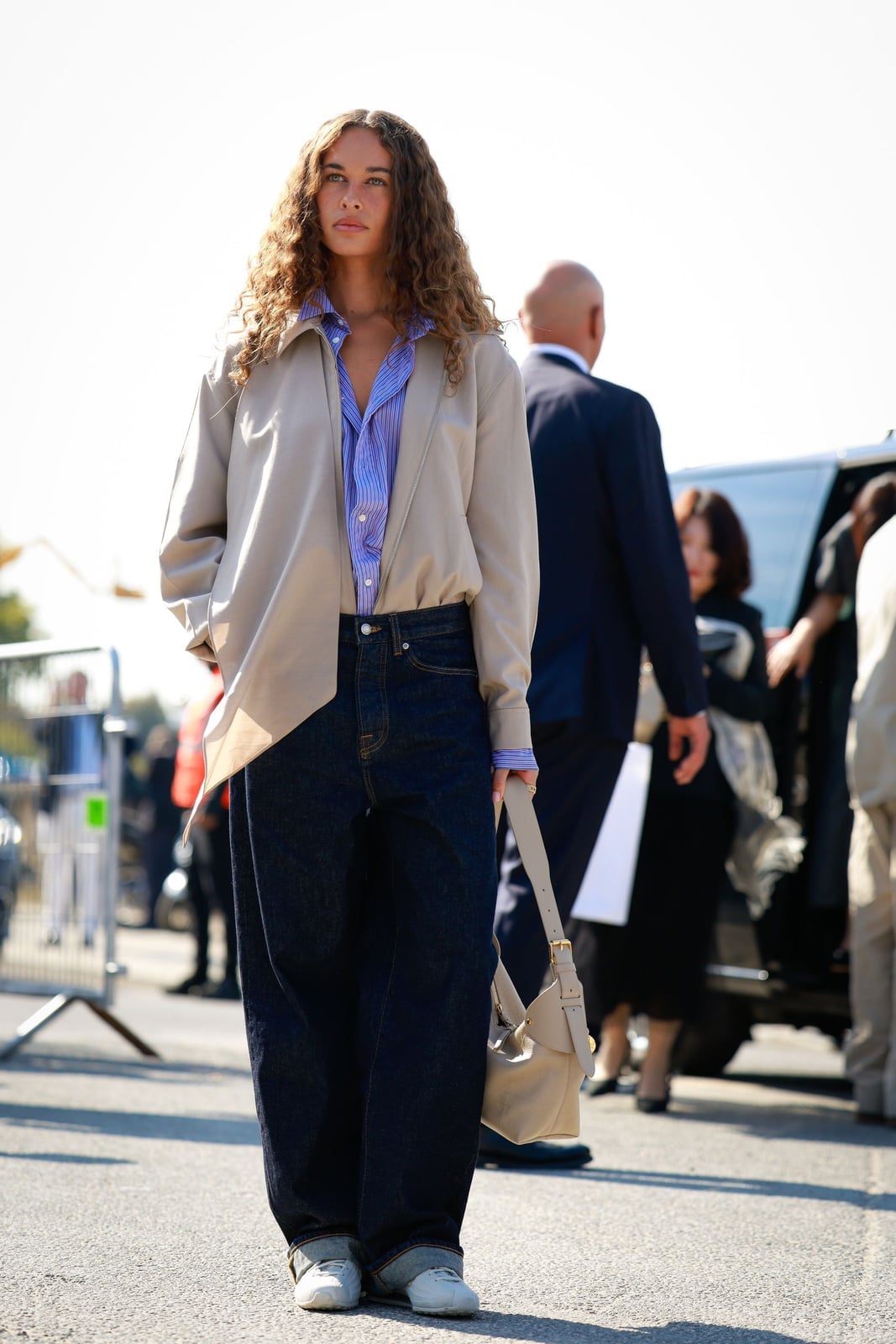Dark Wash Wide Leg Jeans With Beige Jacket and Silver Sneakers Dark Wash Wide Leg Jeans With Beige Jacket and Silver Sneakers — Classy Going Out Outfits Jeans
