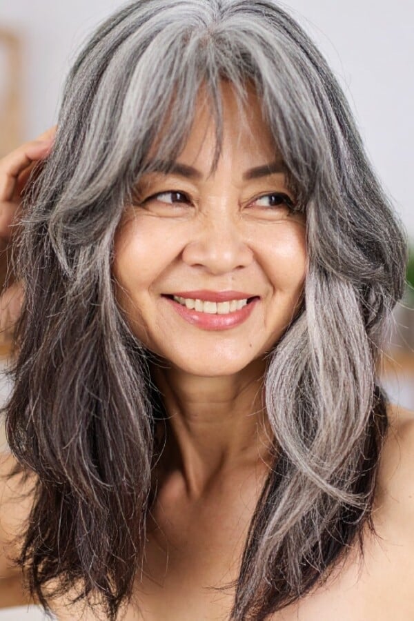 Collarbone Shag With Textured Waves Collarbone Shag With Textured Waves — Classy Gray Blending Hair