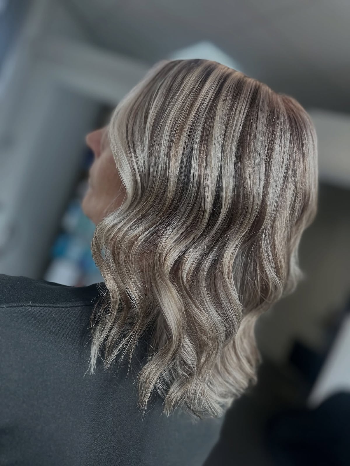 Collarbone Layers With Ash Highlights Collarbone Layers With Ash Highlights — Classy Gray Blending Hair