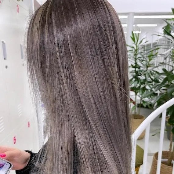 Collarbone Layers With Side-Swept Fringe, Close-Up Take Collarbone Layers With Side-Swept Fringe, Close-Up Take — Classy Gray Blending Hair