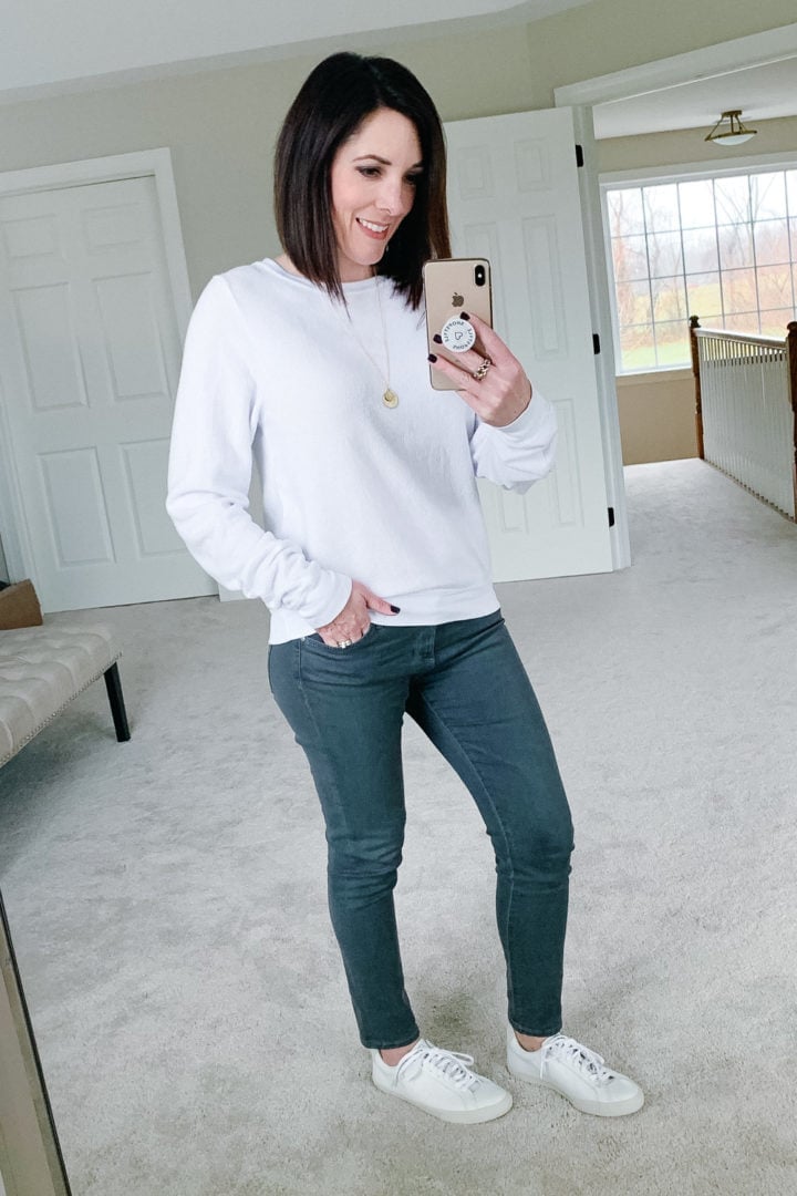 White Sweatshirt and White Sneakers with Dark Grey Skinny Jeans — Classy Gray Jeans Outfits