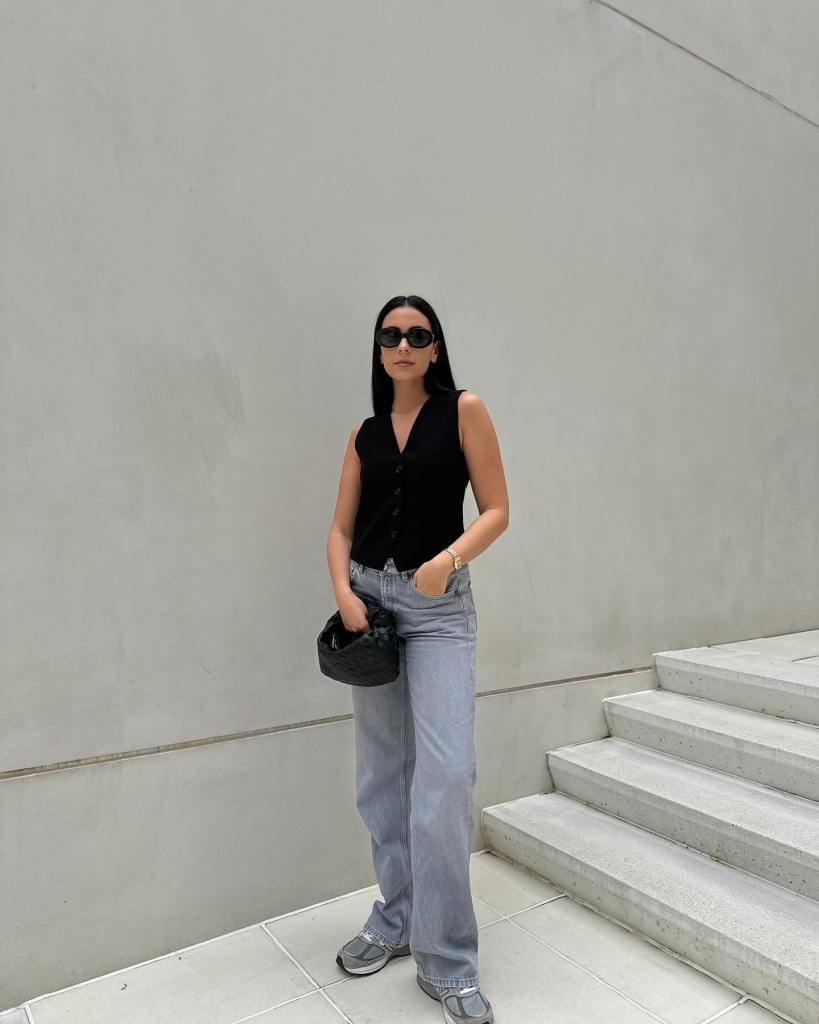 Black Sleeveless Vest and Grey Sneakers with Light Blue Wide Leg Jeans — Classy Gray Jeans Outfits