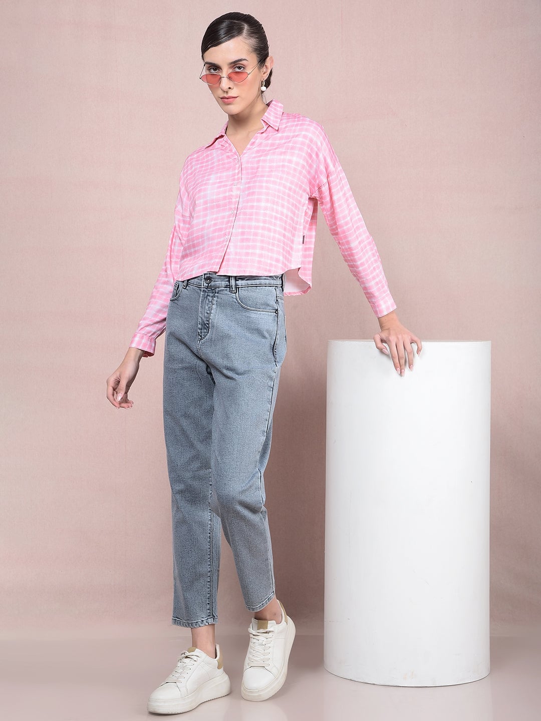 Pink and White Checked Shirt with White Sneakers and Grey Mom Jeans — Classy Gray Jeans Outfits