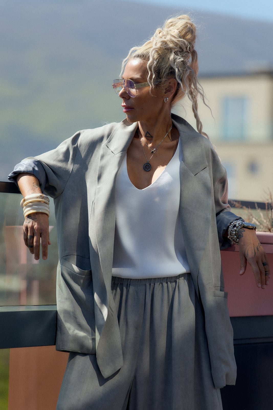 Grey Wide Leg Trousers with Oversized Blazer, Close-Up Take — Classy Gray Pants Outfits