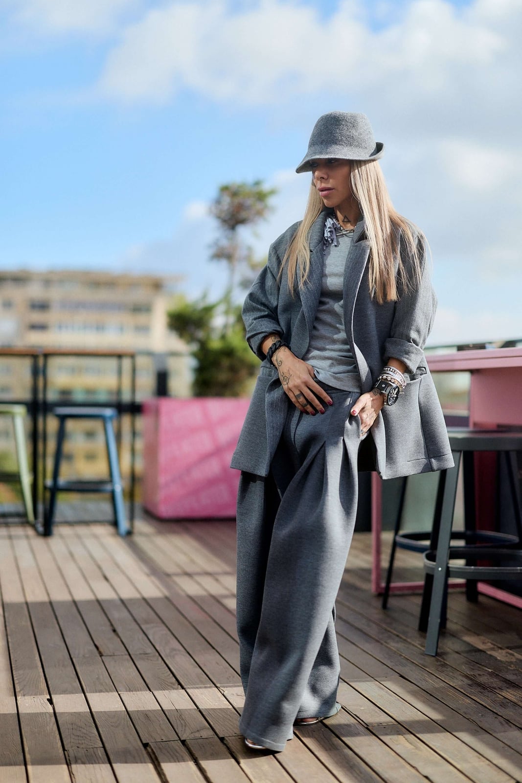 Monochromatic Grey Outfit with Wide Leg Trousers — Classy Gray Pants Outfits