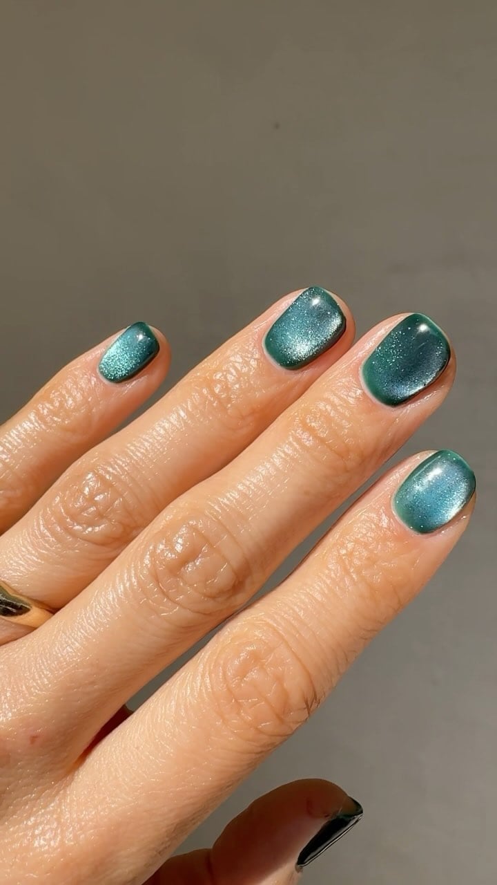 Shimmering Green Cat Eye Outline Medium Oval Nails, Close-Up Take — Classy Green Cat Eye Nails