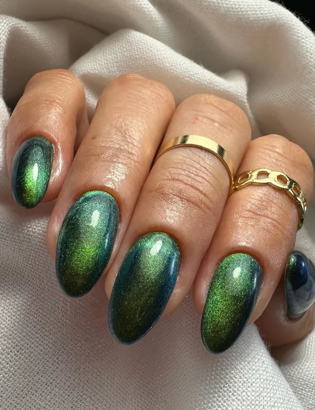 Dark Green Luminous Cat Eye Short Oval Nails — Classy Green Cat Eye Nails