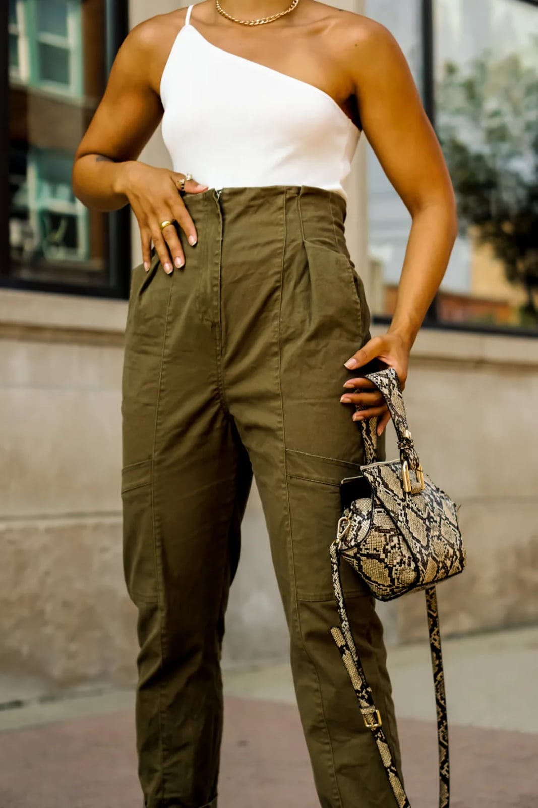 Khaki Green Cargo Pants with a One-Shoulder Top and Sneakers Khaki Green Cargo Pants with a One-Shoulder Top and Sneakers — Classy Green Jeans Outfits