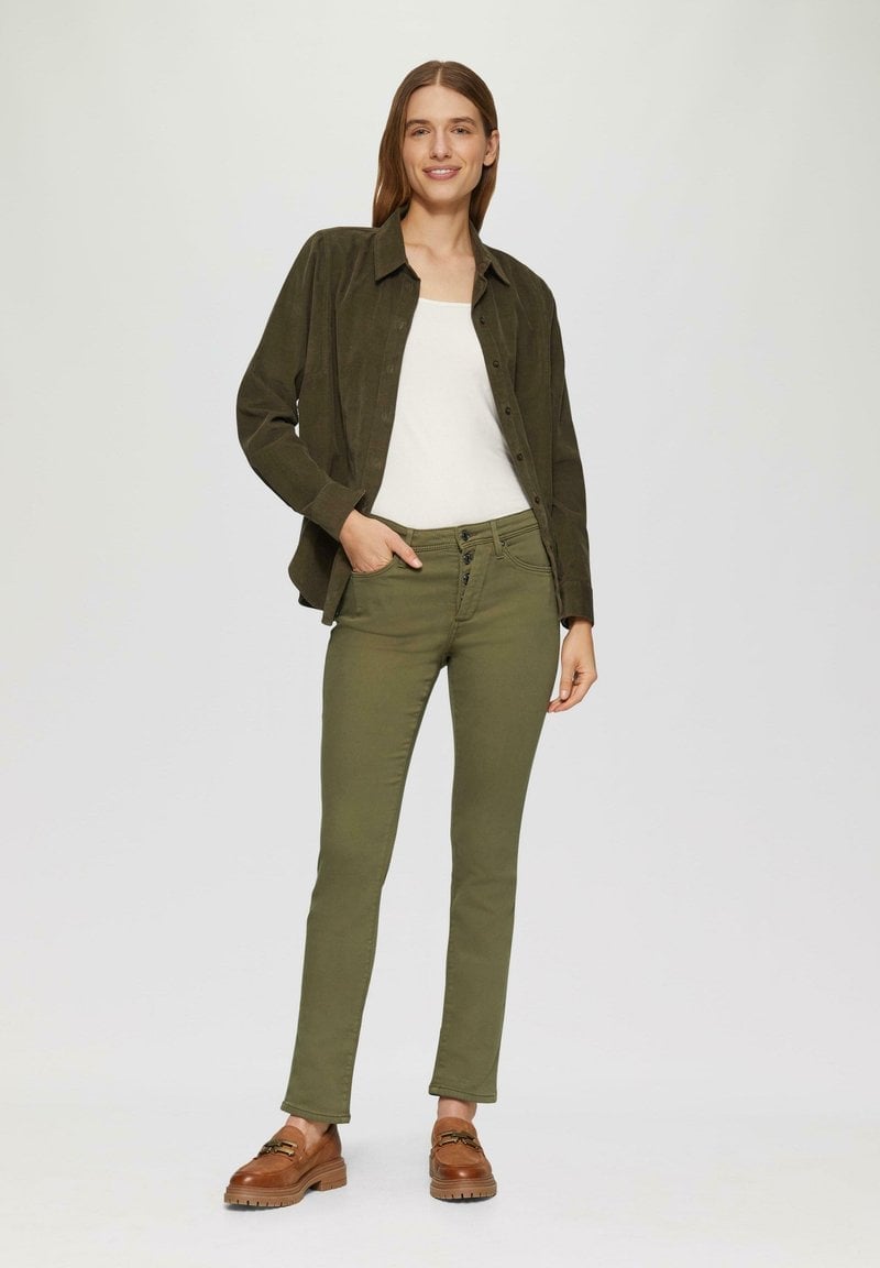 Olive Green Slim Fit Jeans with a White Tank and Corduroy Shirt Olive Green Slim Fit Jeans with a White Tank and Corduroy Shirt — Classy Green Jeans Outfits