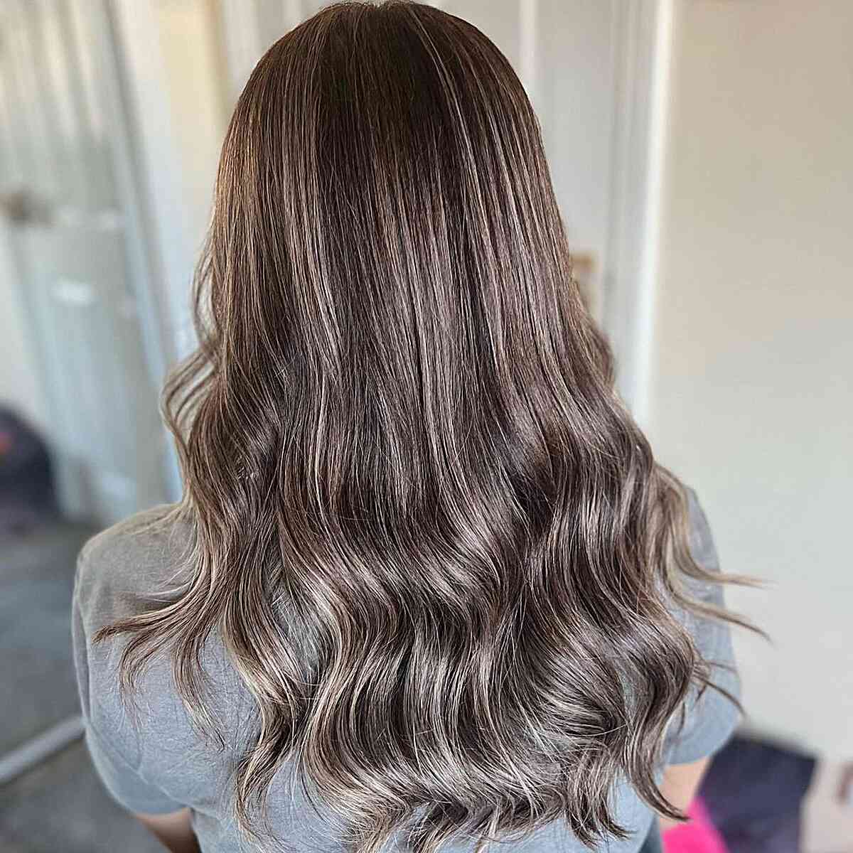 Mid-Back Layers With Dark Base And Grey Highlights, Close-Up Take — Classy Grey Blending Highlights