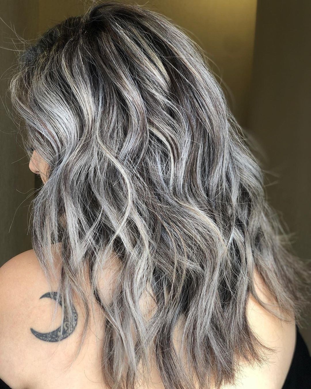 Mid-Back Layers With Grey And Blonde Highlights, Wavy — Classy Grey Blending Highlights