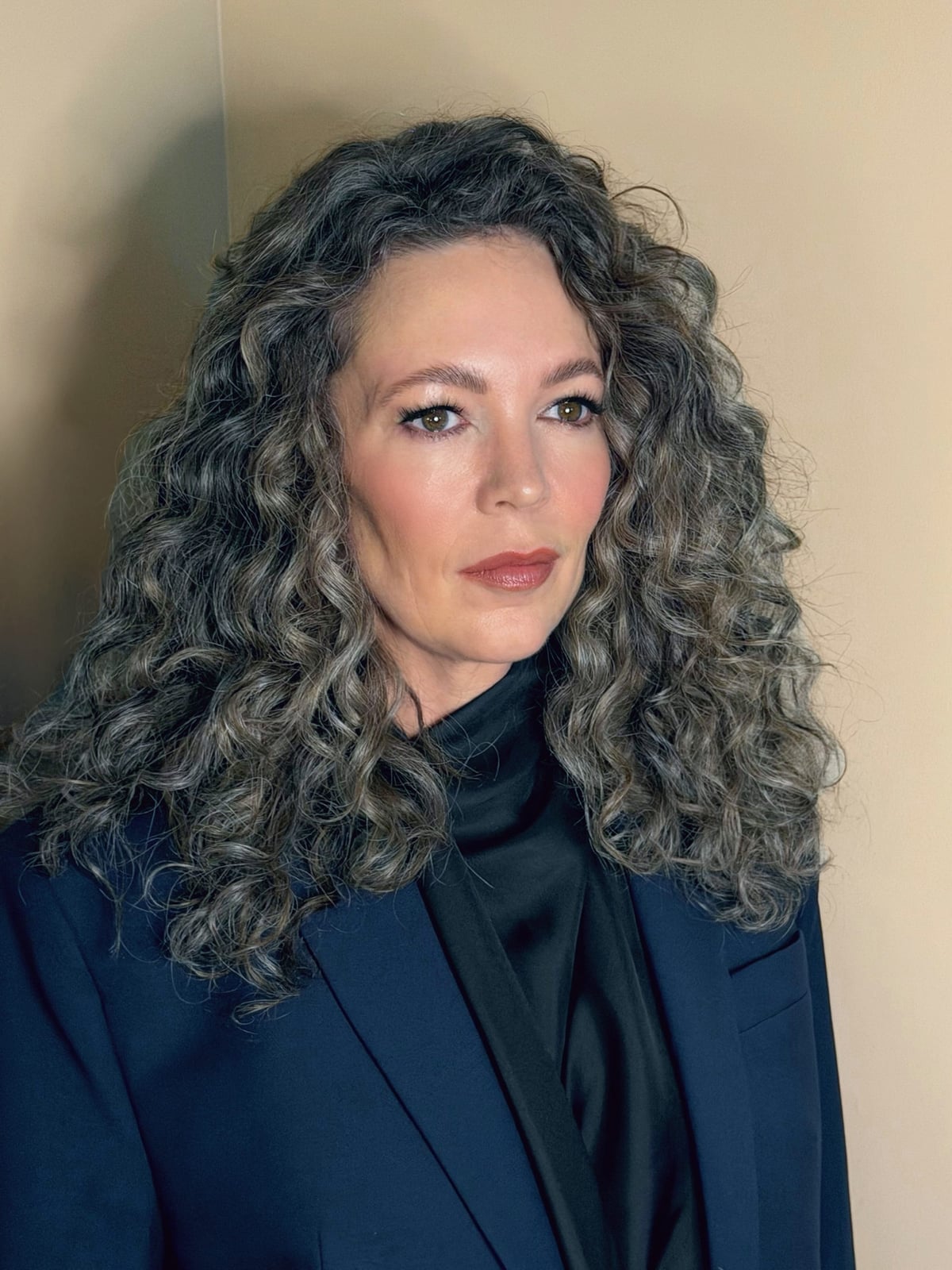 Mid-Back Layers With Natural Grey Blending — Classy Grey Blending Highlights