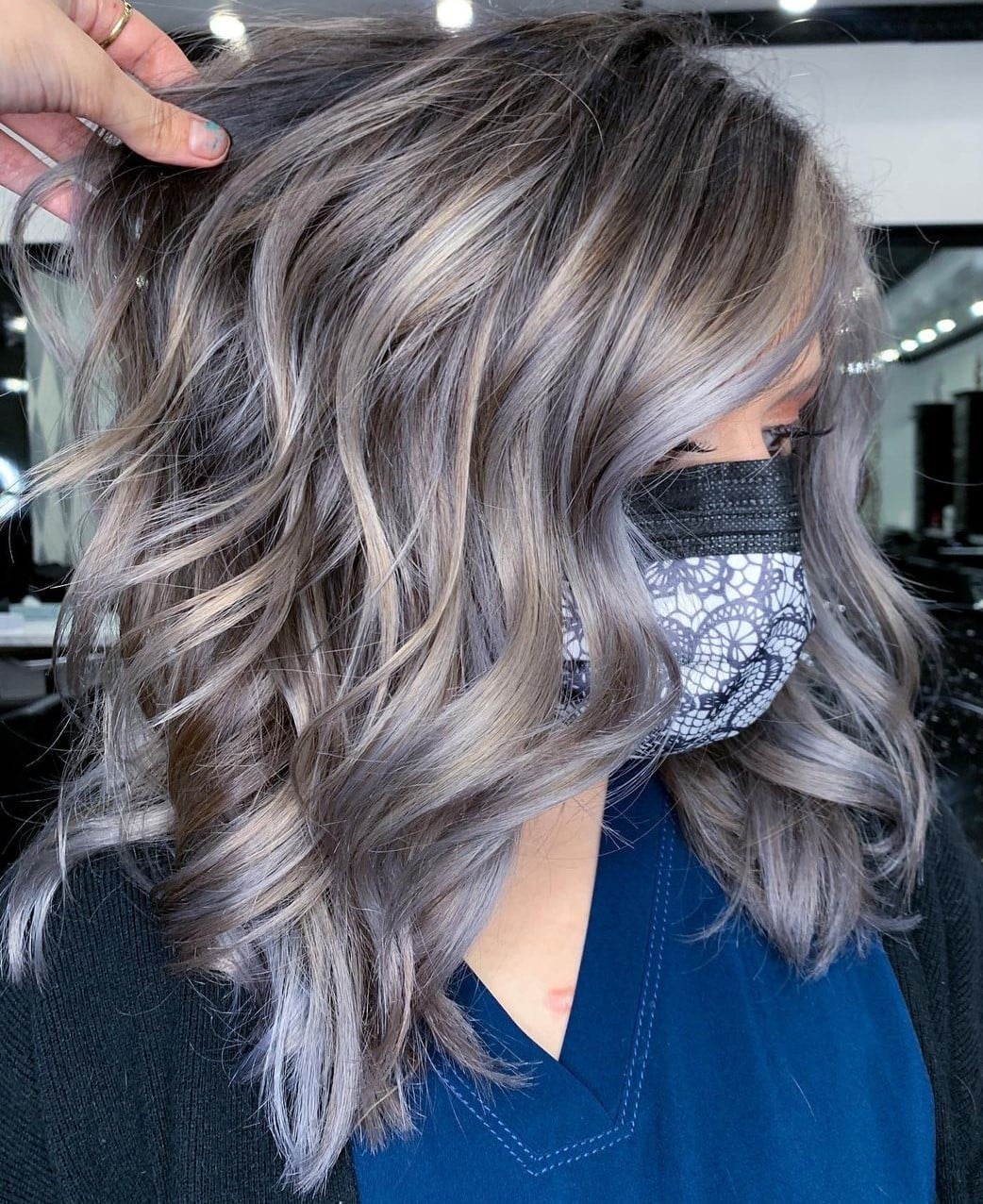 Collarbone Lob With Grey And Blonde Highlights — Classy Grey Blending Highlights