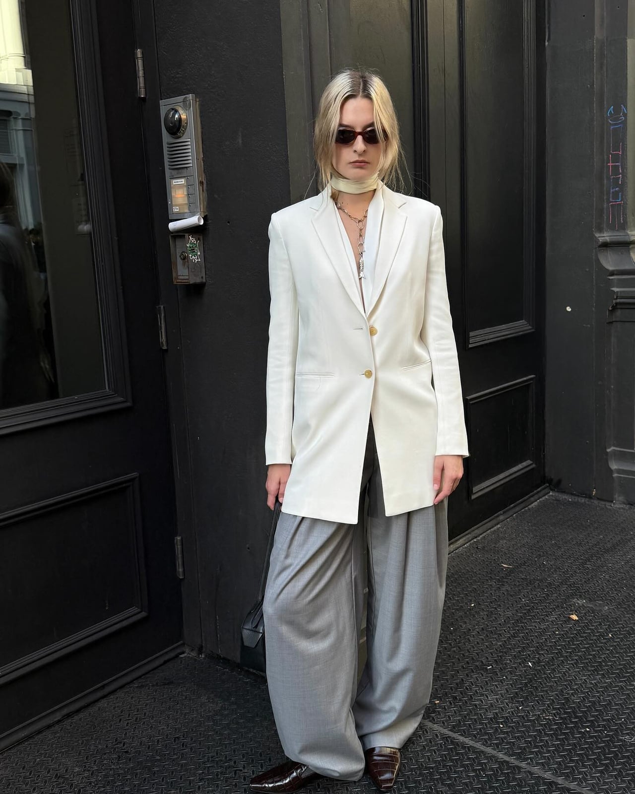 Grey Trousers With White Shirt And Oversized Linen Blazer — Classy Grey Pants Outfits
