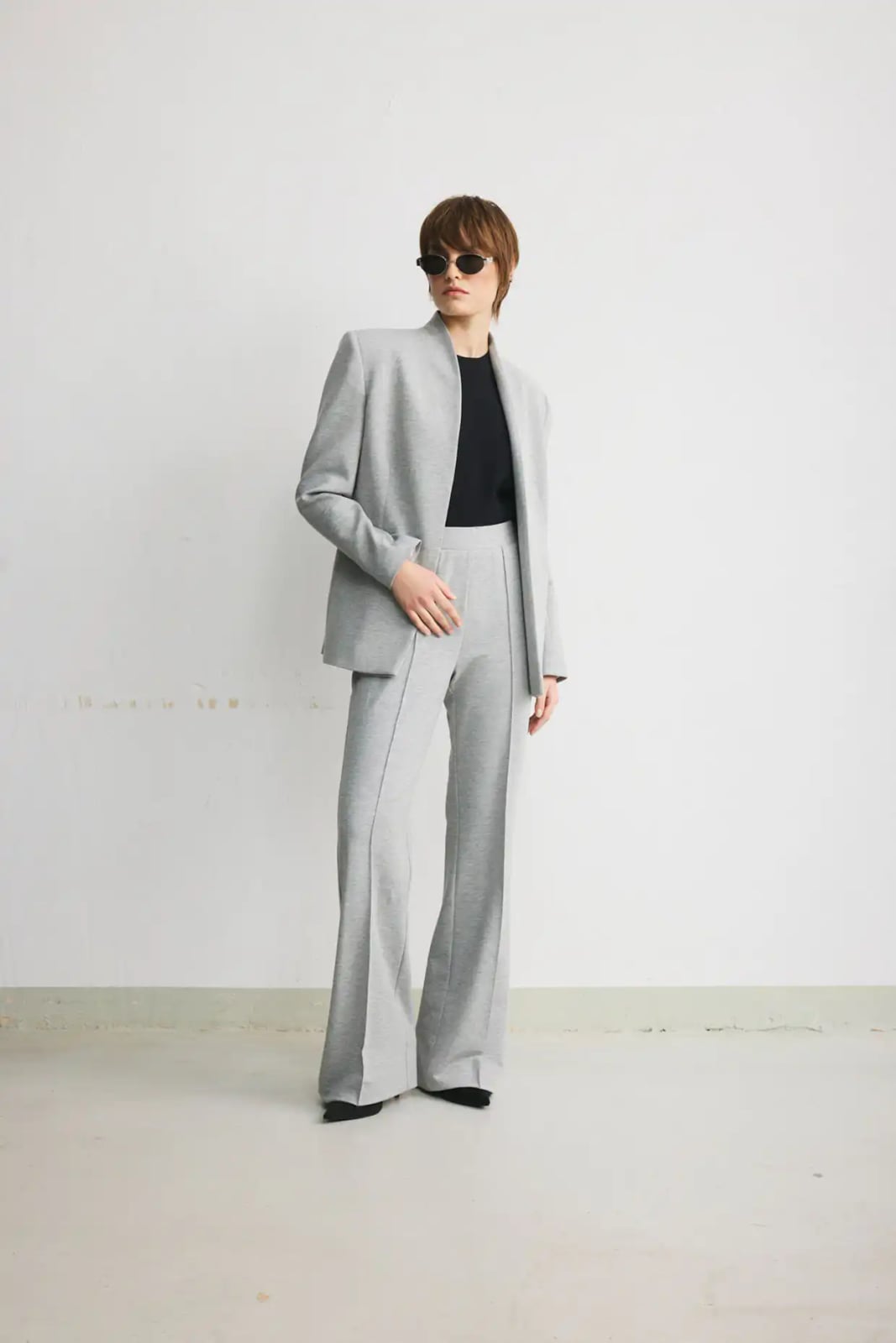 Relaxed Grey Sweatpants With Grey Blazer — Classy Grey Pants Outfits