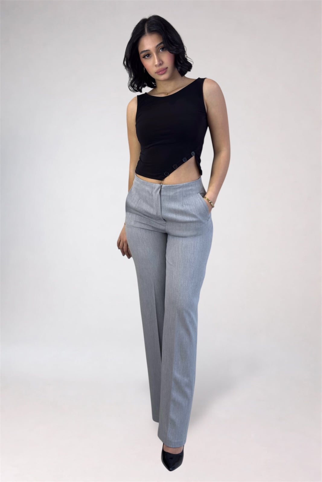 Light Grey Trousers With Asymmetrical Top And Black Heels — Classy Grey Pants Outfits