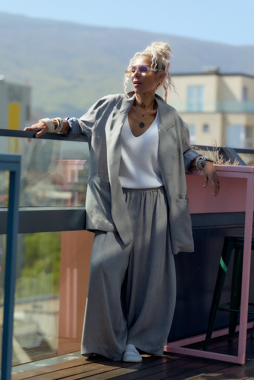 Grey Trousers With White Top And Grey Blazer With Sneakers — Classy Grey Pants Outfits
